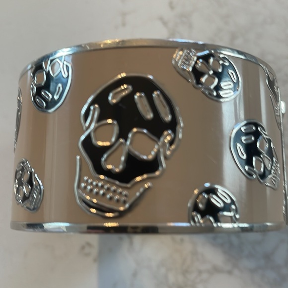 183.Alexander McQueen Silver SkullCuff Bracelet with pink and black enamel inlay - Picture 4 of 6